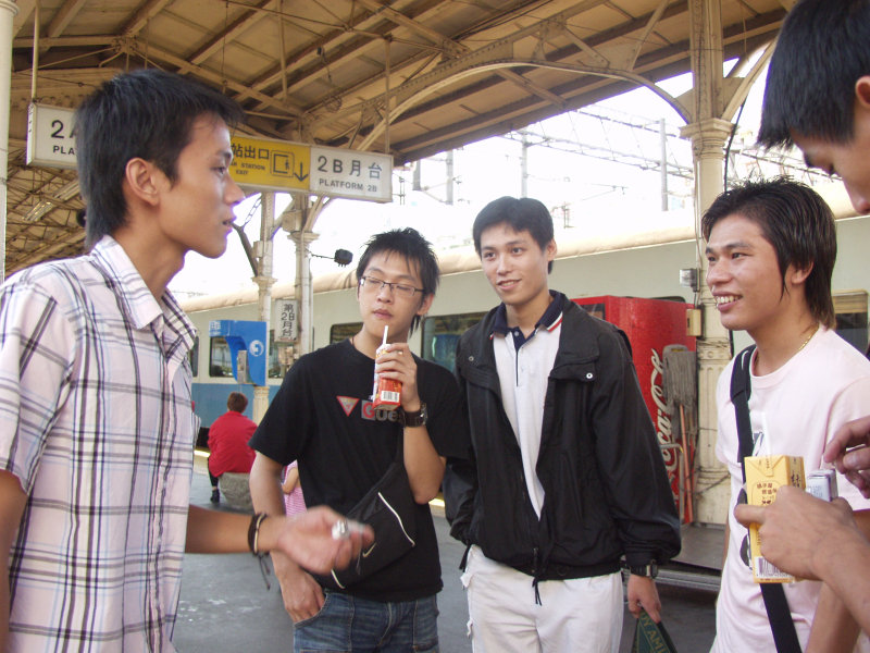 台灣鐵路旅遊攝影台中火車站月台交談的旅客2005攝影照片300