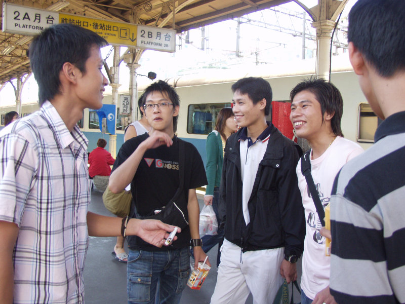 台灣鐵路旅遊攝影台中火車站月台交談的旅客2005攝影照片301