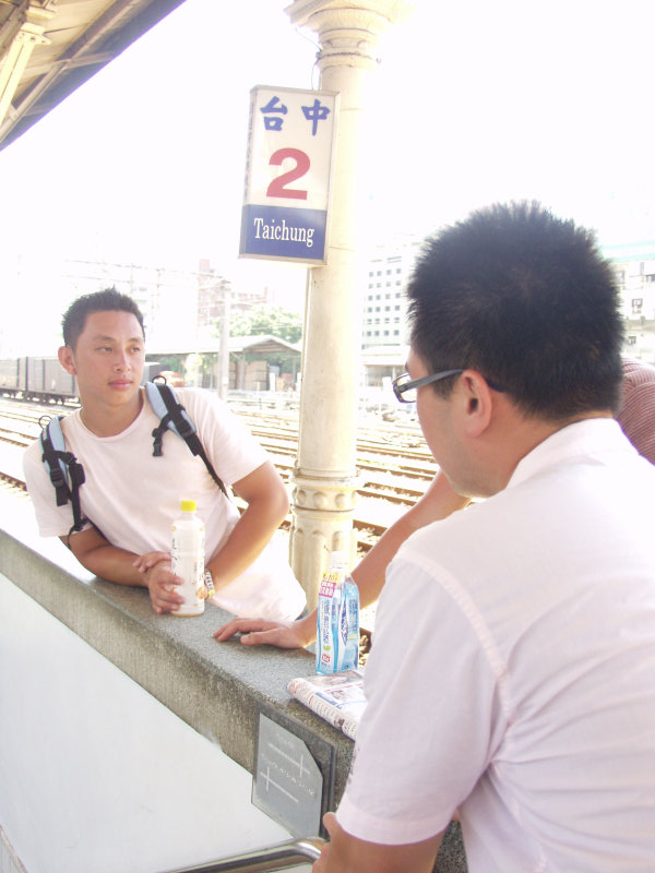 台灣鐵路旅遊攝影台中火車站月台交談的旅客2005攝影照片303