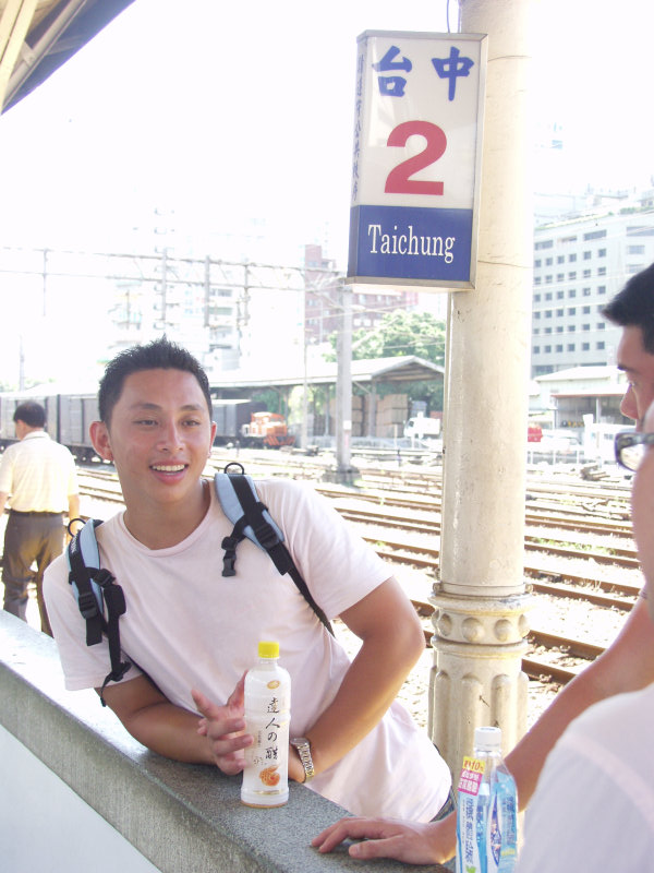 台灣鐵路旅遊攝影台中火車站月台交談的旅客2005攝影照片304
