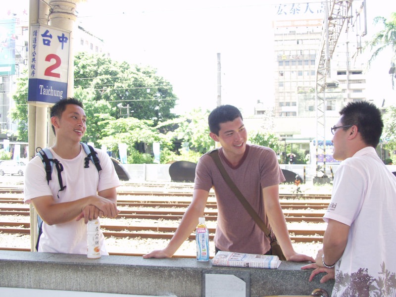 台灣鐵路旅遊攝影台中火車站月台交談的旅客2005攝影照片305