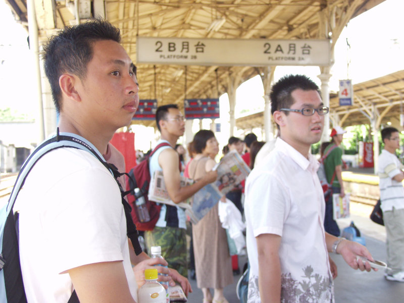 台灣鐵路旅遊攝影台中火車站月台交談的旅客2005攝影照片306