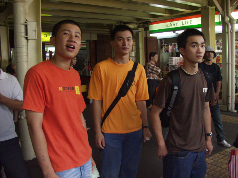 台灣鐵路旅遊攝影台中火車站月台交談的旅客2005攝影照片307