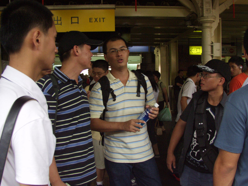 台灣鐵路旅遊攝影台中火車站月台交談的旅客2005攝影照片308