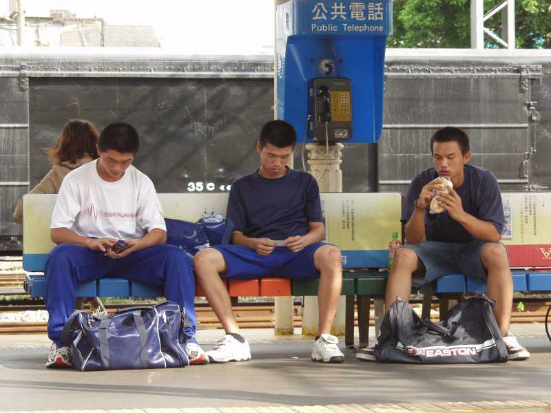 台灣鐵路旅遊攝影台中火車站月台交談的旅客2005攝影照片310
