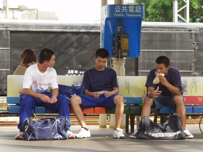 台灣鐵路旅遊攝影台中火車站月台交談的旅客2005攝影照片311