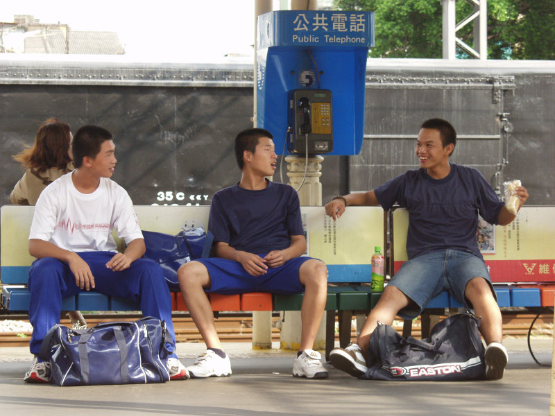 台灣鐵路旅遊攝影台中火車站月台交談的旅客2005攝影照片312