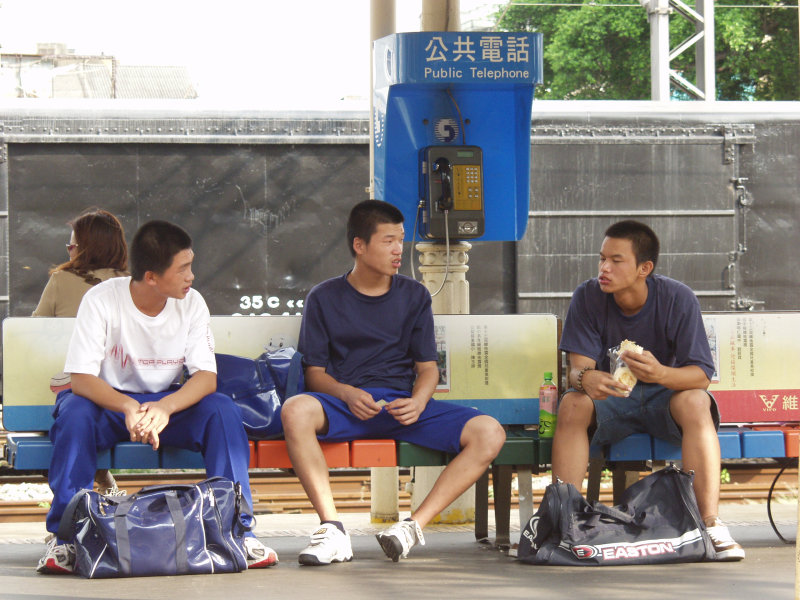 台灣鐵路旅遊攝影台中火車站月台交談的旅客2005攝影照片313