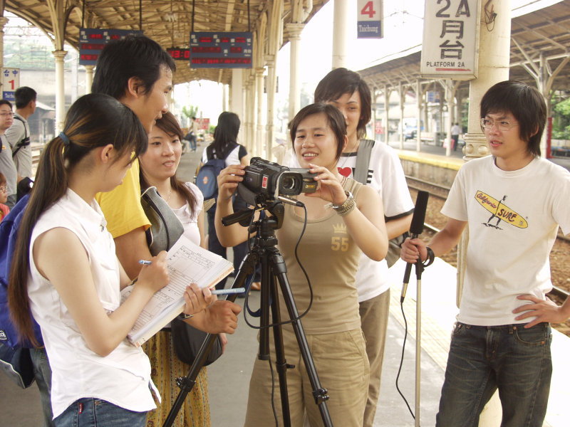 台灣鐵路旅遊攝影台中火車站月台交談的旅客2005攝影照片314