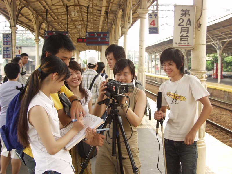 台灣鐵路旅遊攝影台中火車站月台交談的旅客2005攝影照片315