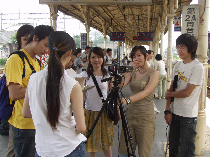 台灣鐵路旅遊攝影台中火車站月台交談的旅客2005攝影照片316