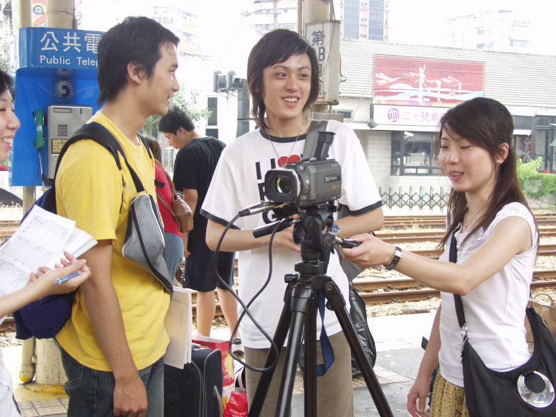 台灣鐵路旅遊攝影台中火車站月台交談的旅客2005攝影照片317