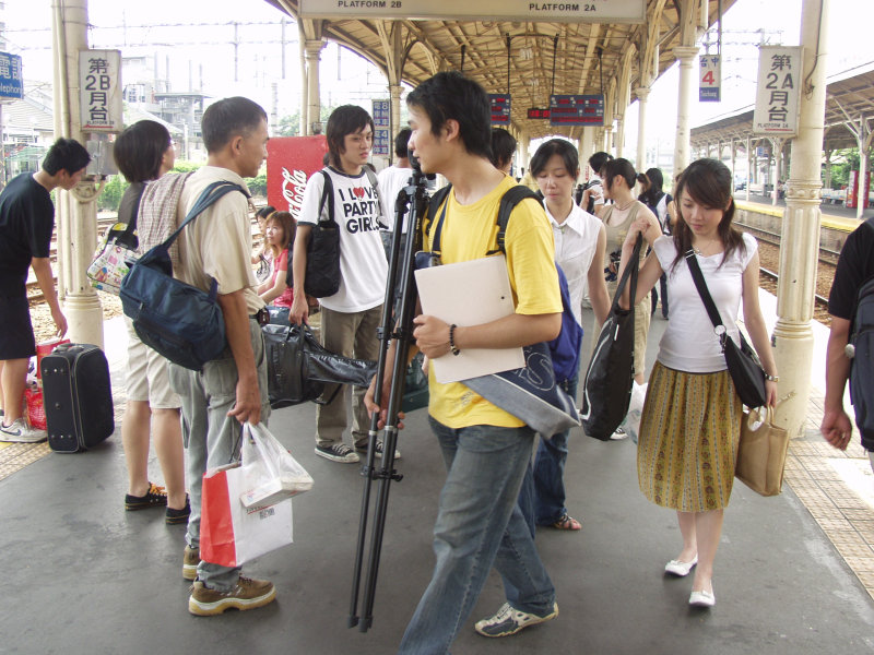 台灣鐵路旅遊攝影台中火車站月台交談的旅客2005攝影照片319