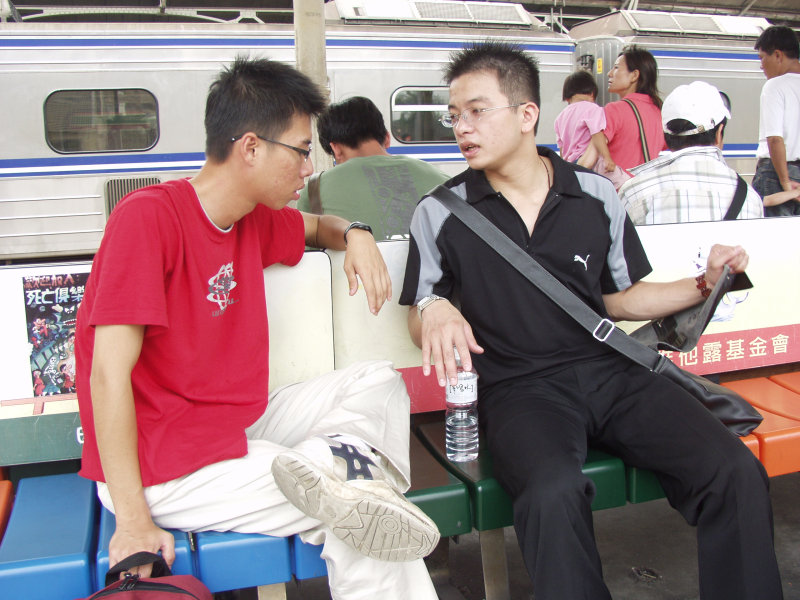 台灣鐵路旅遊攝影台中火車站月台交談的旅客2005攝影照片320