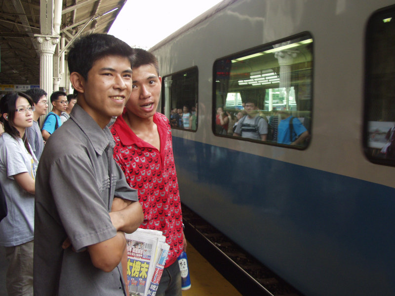 台灣鐵路旅遊攝影台中火車站月台交談的旅客2005攝影照片321