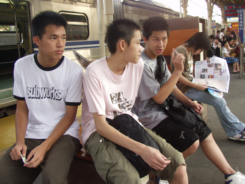 台灣鐵路旅遊攝影台中火車站月台交談的旅客2005攝影照片322