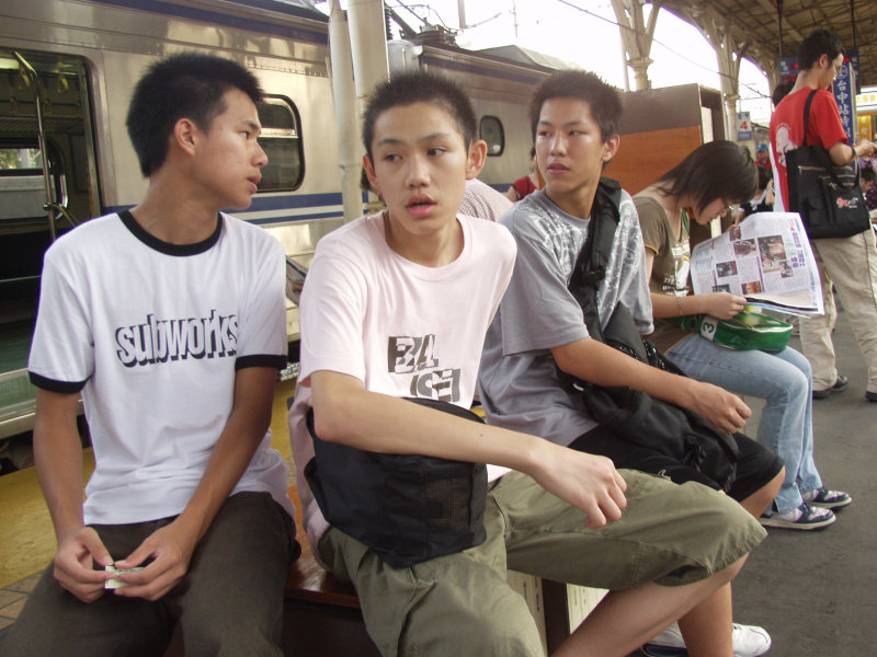 台灣鐵路旅遊攝影台中火車站月台交談的旅客2005攝影照片323