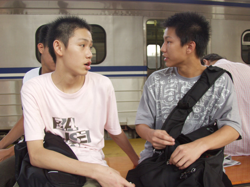 台灣鐵路旅遊攝影台中火車站月台交談的旅客2005攝影照片324