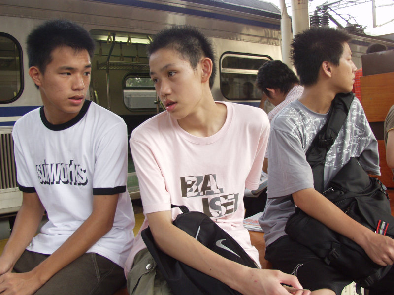 台灣鐵路旅遊攝影台中火車站月台交談的旅客2005攝影照片325
