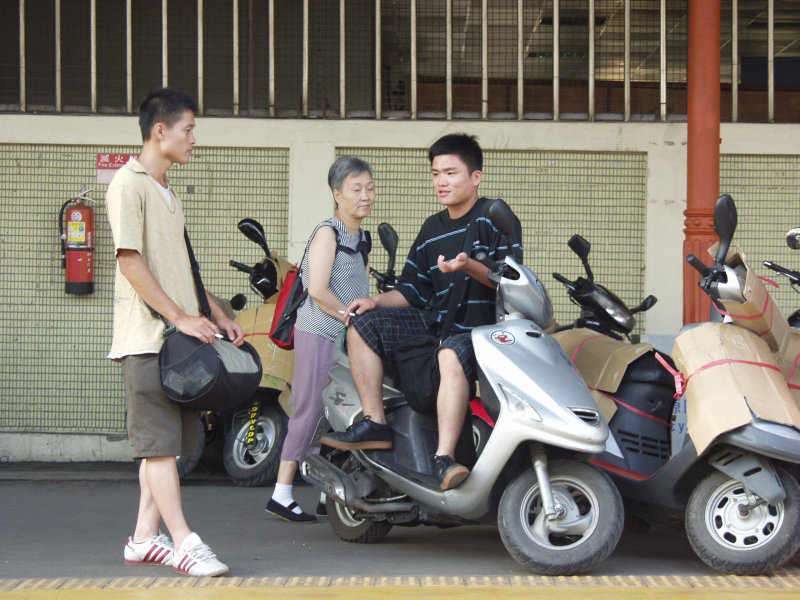 台灣鐵路旅遊攝影台中火車站月台交談的旅客2005攝影照片326