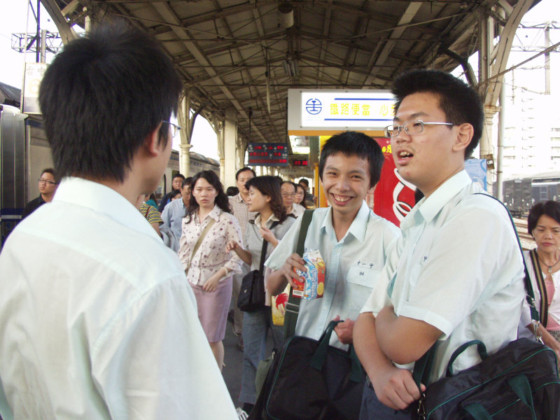 台灣鐵路旅遊攝影台中火車站月台交談的旅客2005攝影照片328