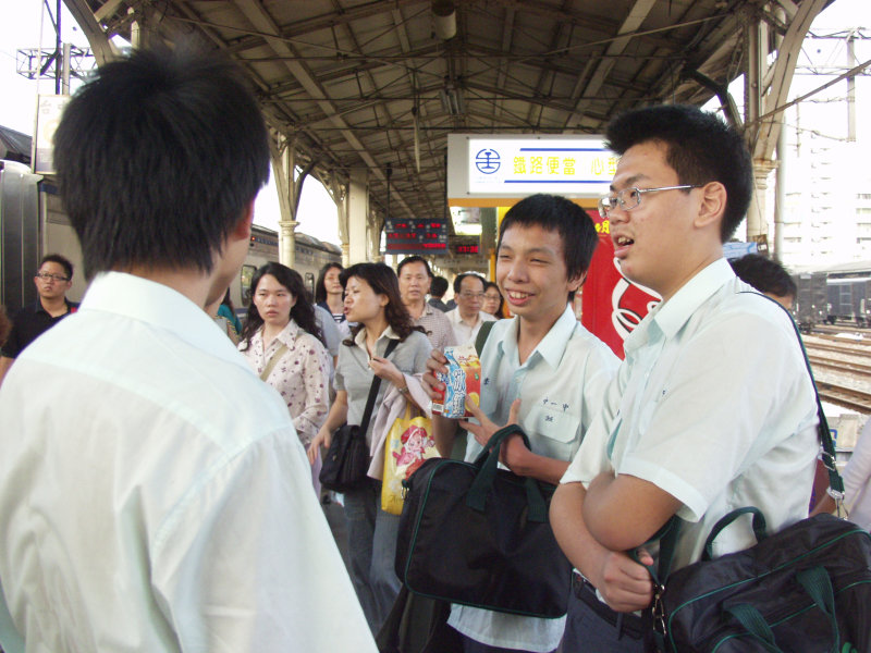 台灣鐵路旅遊攝影台中火車站月台交談的旅客2005攝影照片329