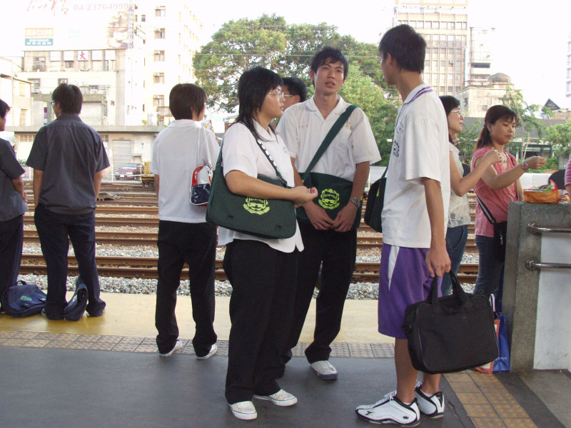 台灣鐵路旅遊攝影台中火車站月台交談的旅客2005攝影照片330
