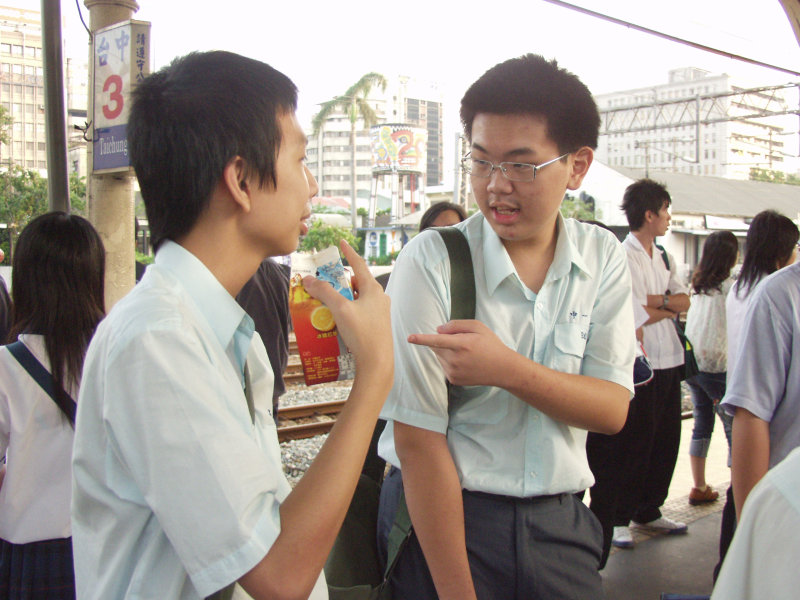 台灣鐵路旅遊攝影台中火車站月台交談的旅客2005攝影照片333