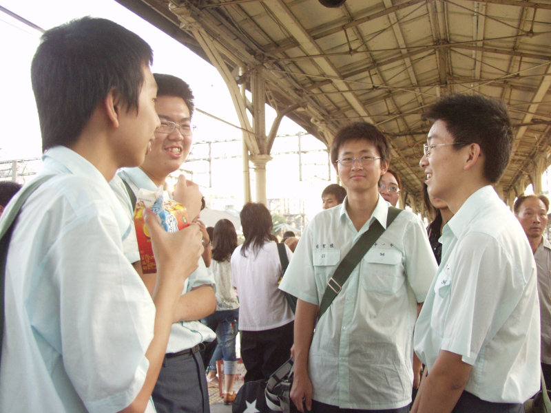 台灣鐵路旅遊攝影台中火車站月台交談的旅客2005攝影照片334