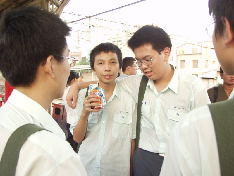 台灣鐵路旅遊攝影台中火車站月台交談的旅客2005攝影照片336