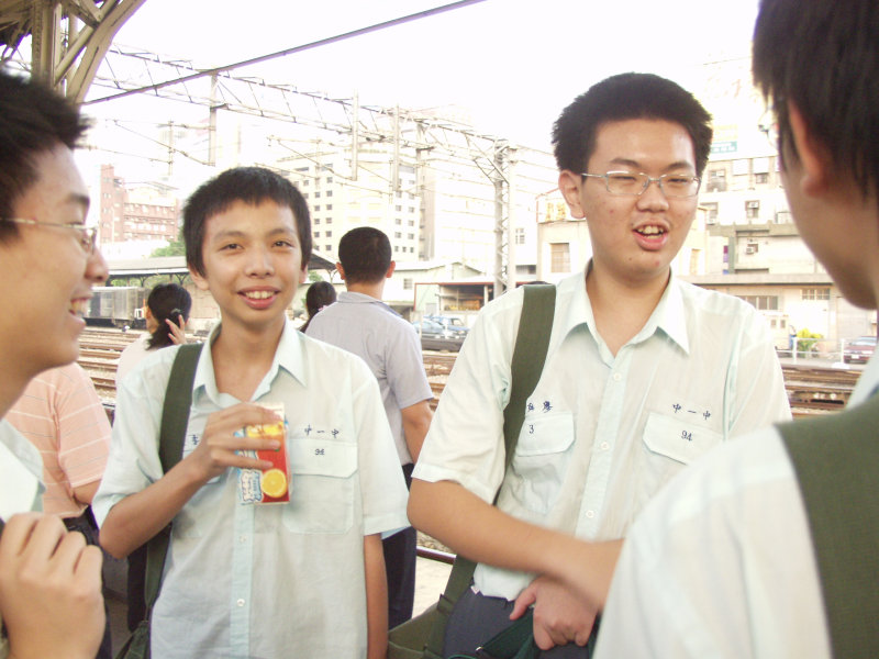 台灣鐵路旅遊攝影台中火車站月台交談的旅客2005攝影照片337