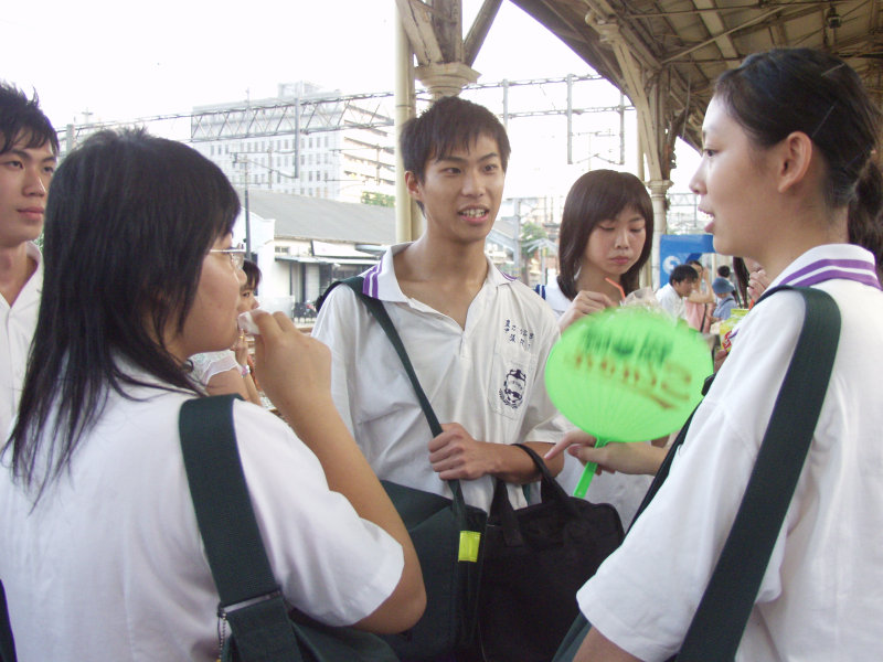 台灣鐵路旅遊攝影台中火車站月台交談的旅客2005攝影照片339