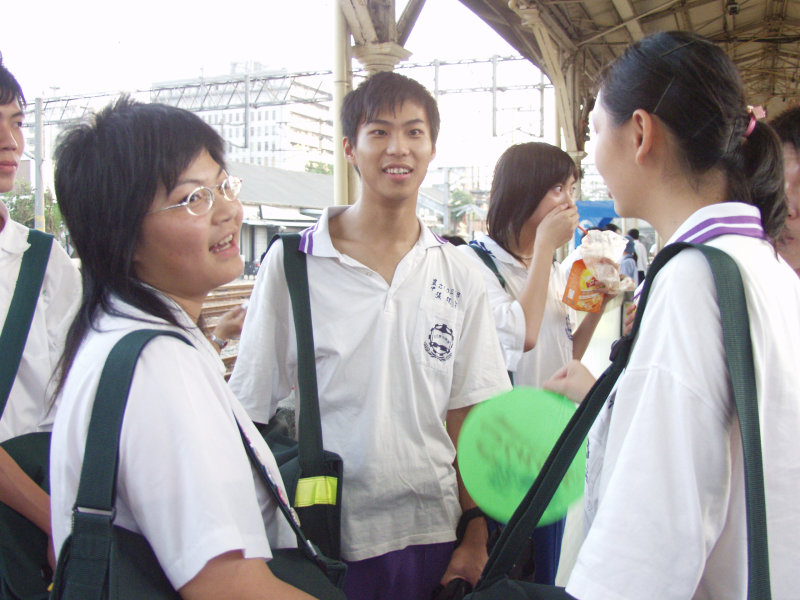 台灣鐵路旅遊攝影台中火車站月台交談的旅客2005攝影照片341
