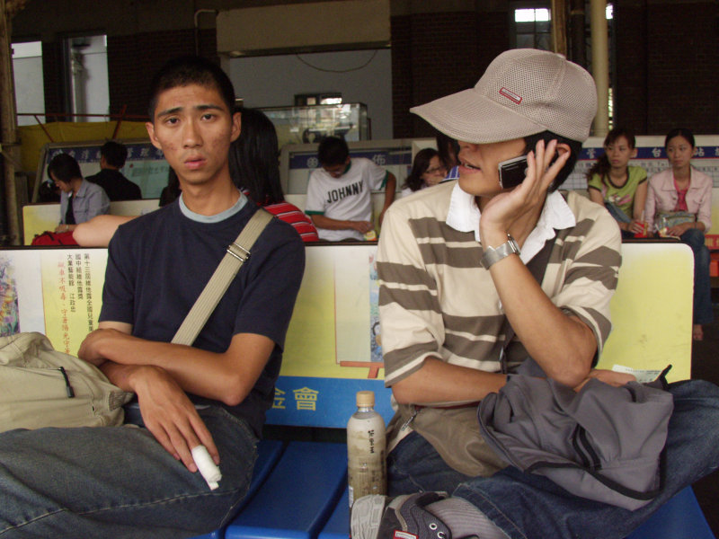 台灣鐵路旅遊攝影台中火車站月台交談的旅客2005攝影照片343