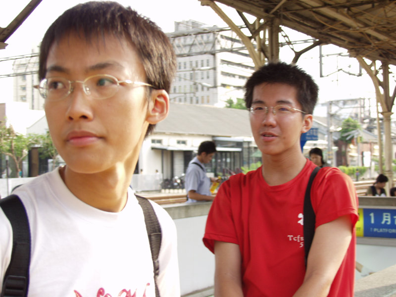 台灣鐵路旅遊攝影台中火車站月台交談的旅客2005攝影照片344