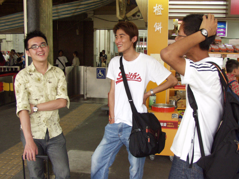 台灣鐵路旅遊攝影台中火車站月台交談的旅客2005攝影照片349