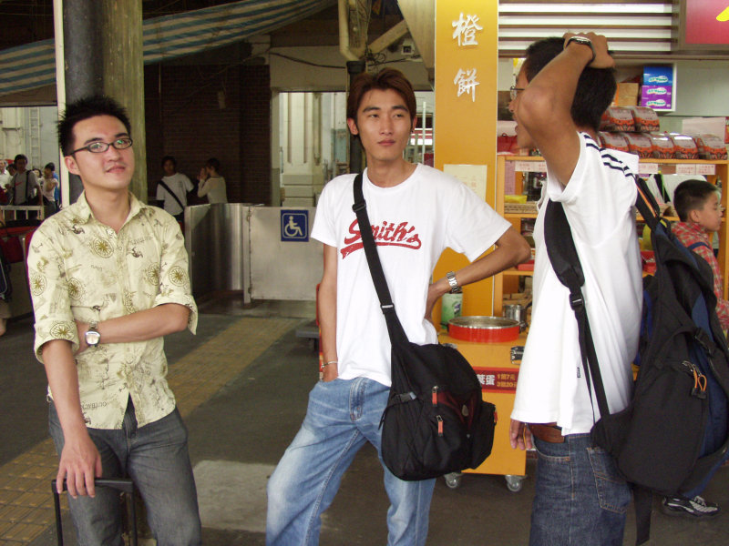 台灣鐵路旅遊攝影台中火車站月台交談的旅客2005攝影照片350