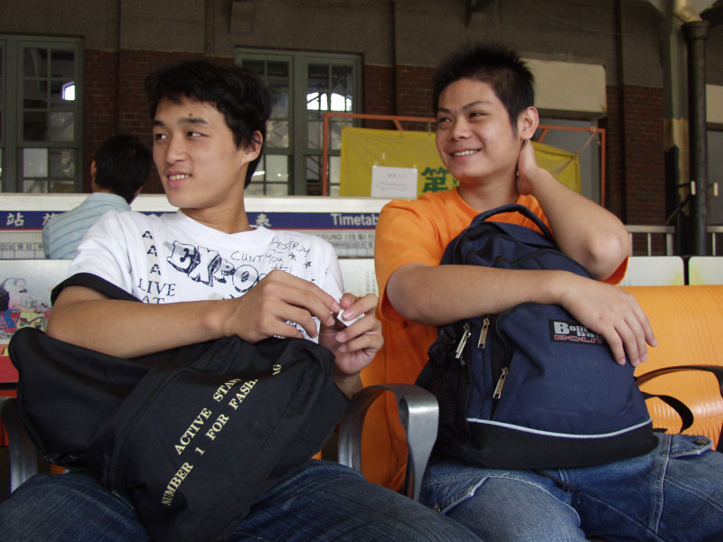 台灣鐵路旅遊攝影台中火車站月台交談的旅客2005攝影照片351