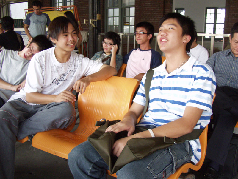 台灣鐵路旅遊攝影台中火車站月台交談的旅客2005攝影照片352