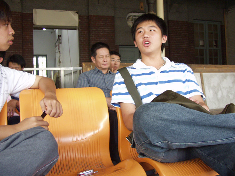 台灣鐵路旅遊攝影台中火車站月台交談的旅客2005攝影照片353