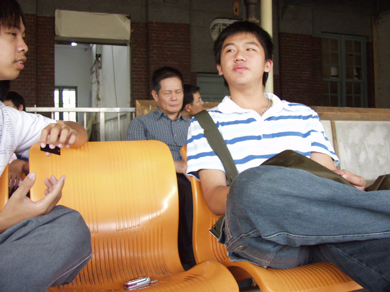 台灣鐵路旅遊攝影台中火車站月台交談的旅客2005攝影照片354