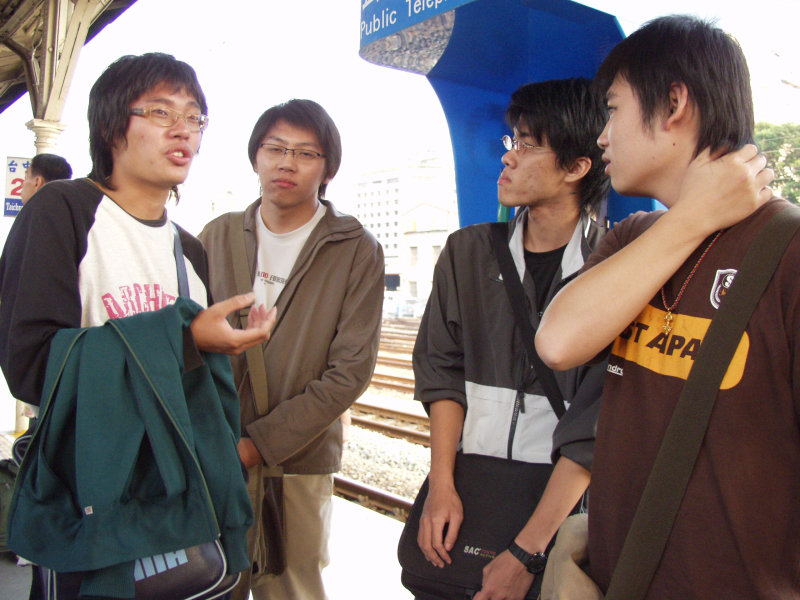 台灣鐵路旅遊攝影台中火車站月台交談的旅客2005攝影照片355