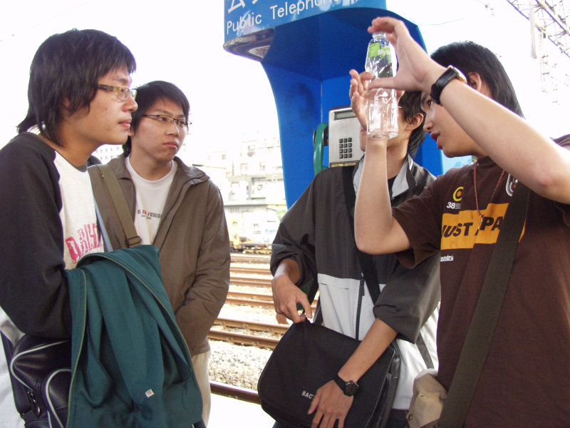 台灣鐵路旅遊攝影台中火車站月台交談的旅客2005攝影照片356