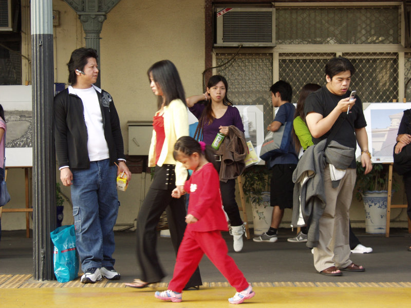 台灣鐵路旅遊攝影台中火車站月台交談的旅客2005攝影照片359