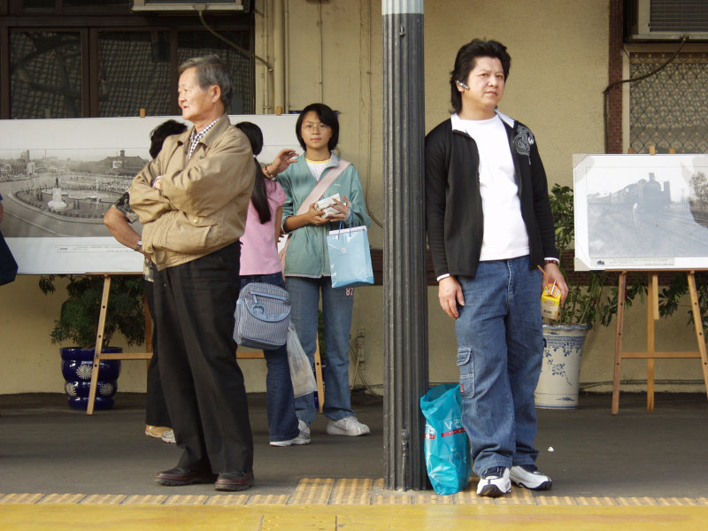 台灣鐵路旅遊攝影台中火車站月台交談的旅客2005攝影照片360