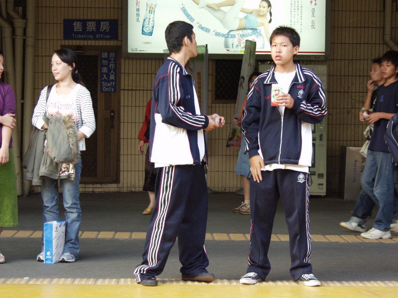 台灣鐵路旅遊攝影台中火車站月台交談的旅客2005攝影照片362