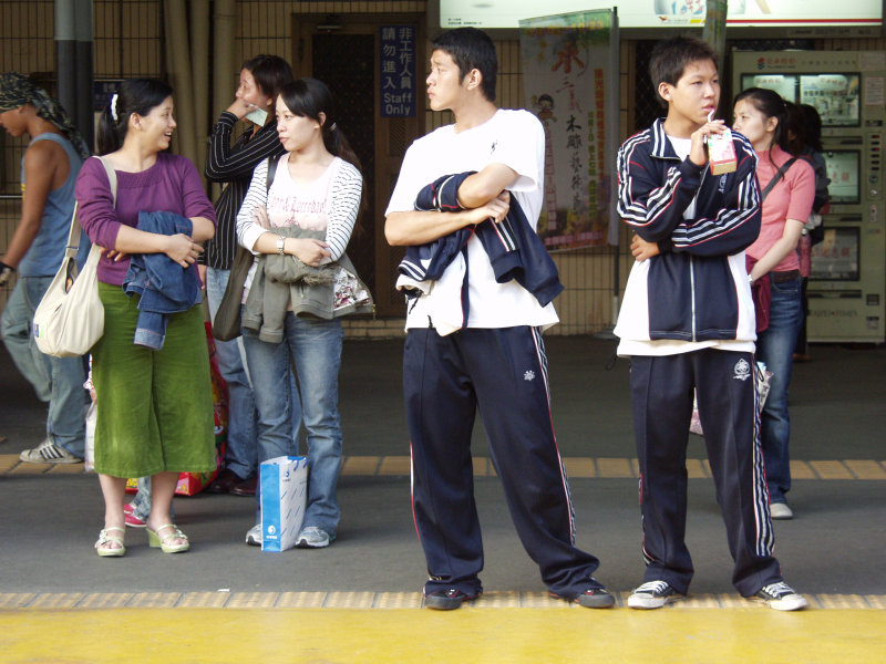 台灣鐵路旅遊攝影台中火車站月台交談的旅客2005攝影照片363