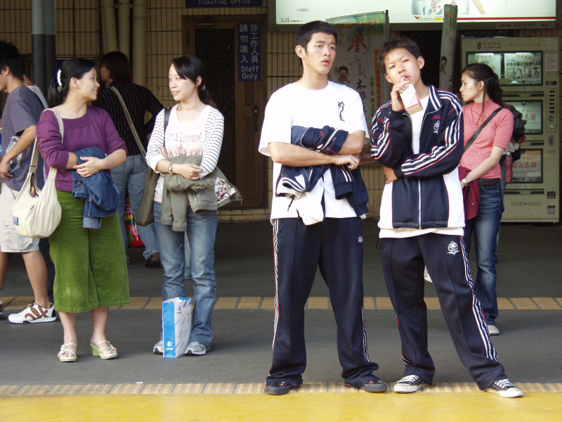 台灣鐵路旅遊攝影台中火車站月台交談的旅客2005攝影照片364