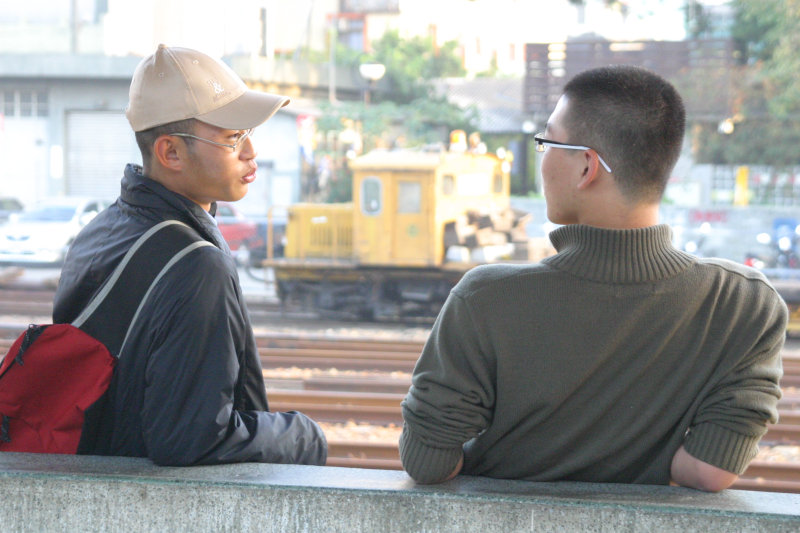 台灣鐵路旅遊攝影台中火車站月台交談的旅客2006攝影照片13