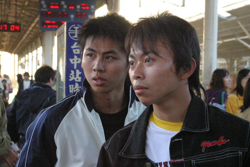 台灣鐵路旅遊攝影台中火車站月台交談的旅客2006攝影照片15